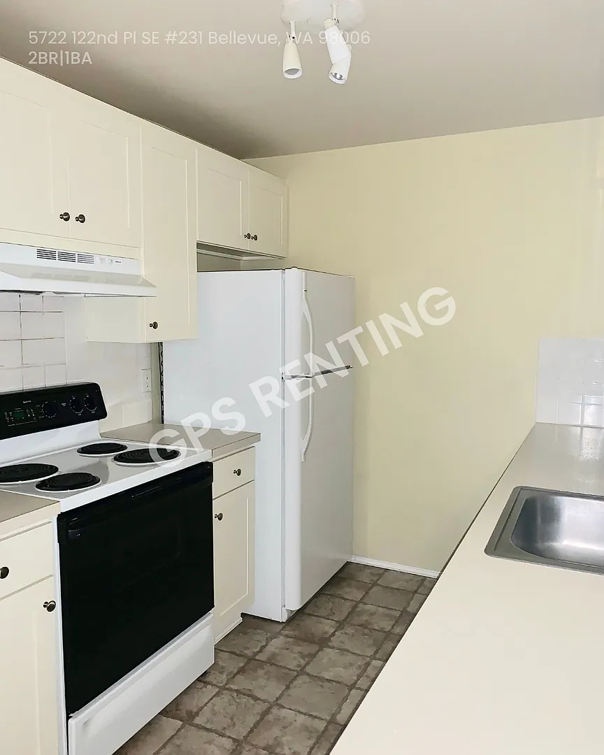 Lovely Condo in Newport Hills — Photo 4