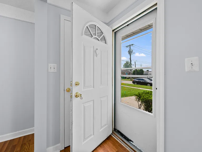 140 Hubbard St — Photo 12
