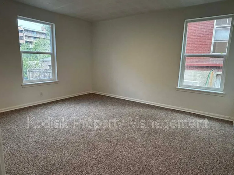 239 N Center St — Photo 8