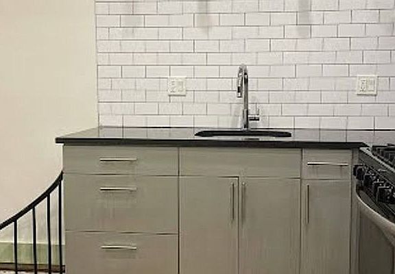 2nd image of 686 Jefferson Ave APT 1R