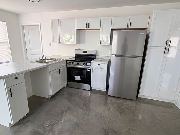3rd image of 3116 Pacific Ave
