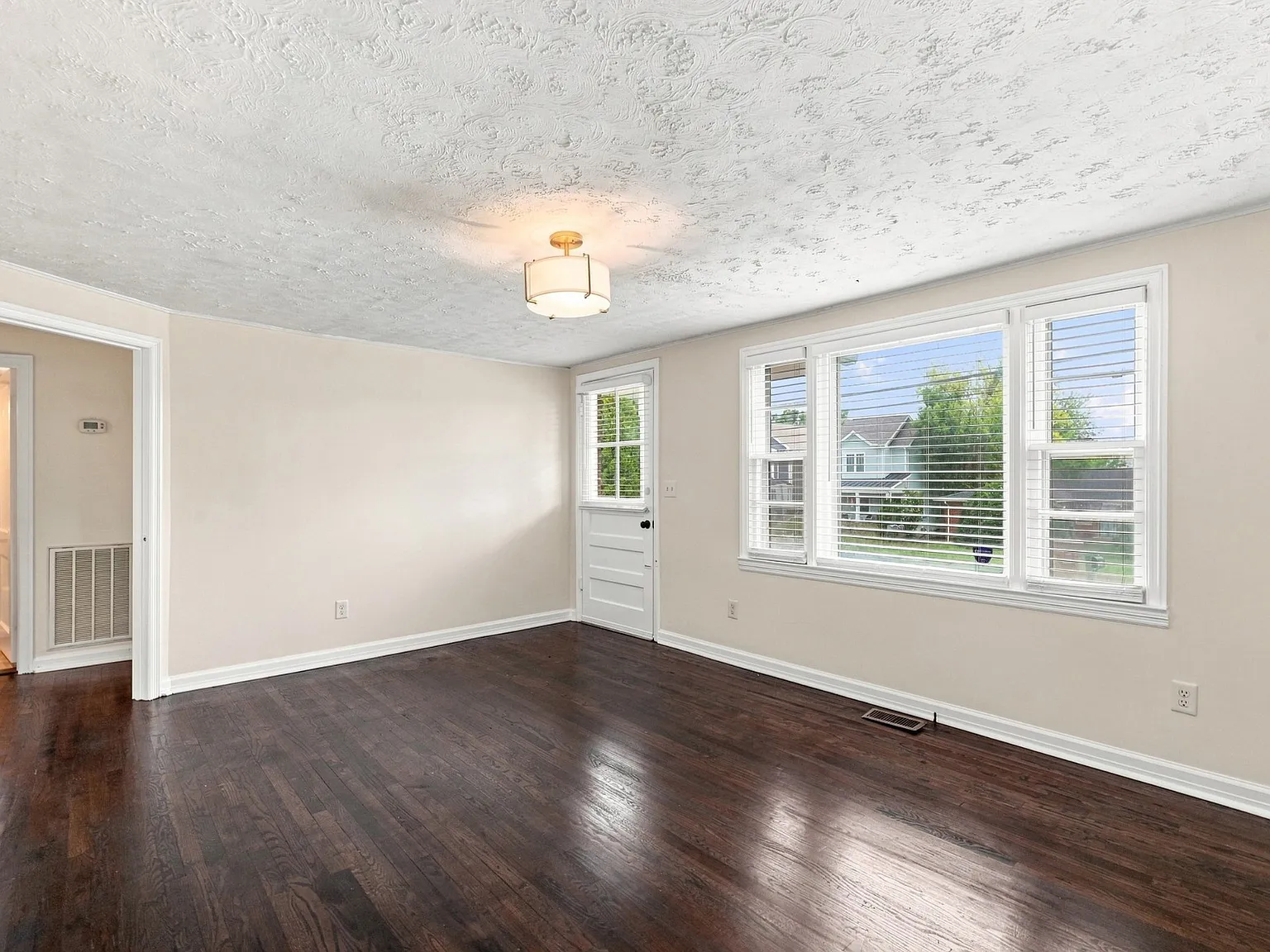 2 bed, 1.0 bath, 780 sqft, $1,750 — Photo 2