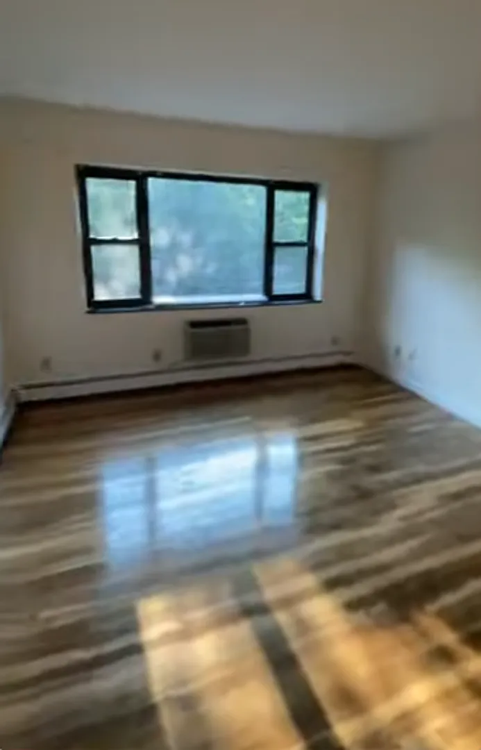2-Bed H + Hw + Parking Commuters Dream Home — Photo 2