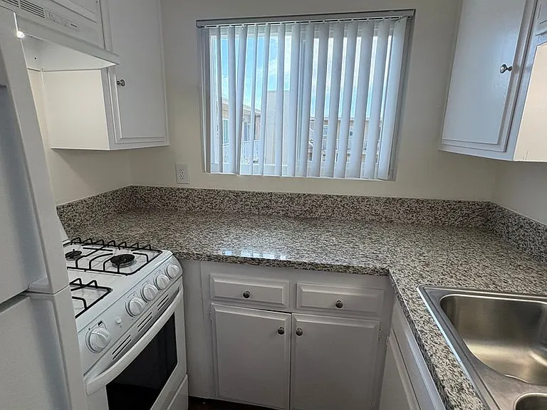 222 G St — Photo 16