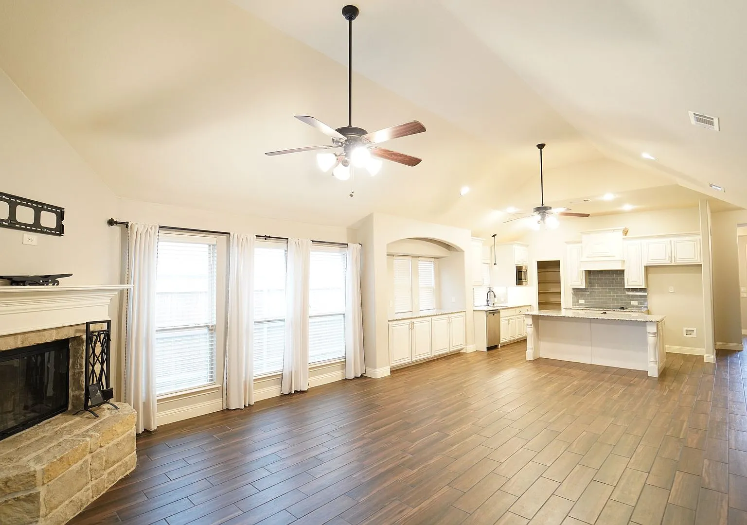 For Lease In Aledo Isd! Beautiful 3,000+ Sf Brick Home With 4 Bedrooms, 3 Bathrooms Plus An Offic... — Photo 3