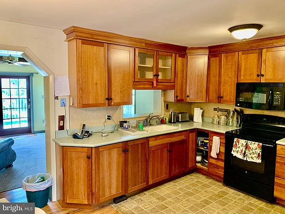 3rd image of 733 Beach St