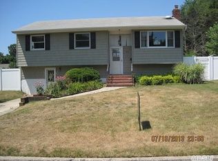 22 Holly Rd, Ronkonkoma, NY 11779