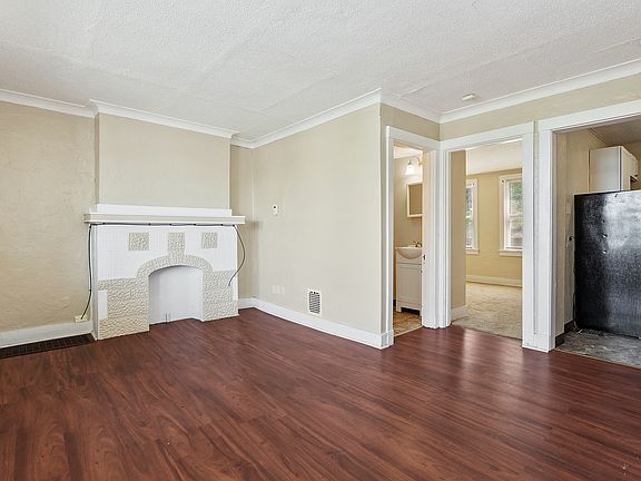 4th image of 2087 Plainview Ave #1