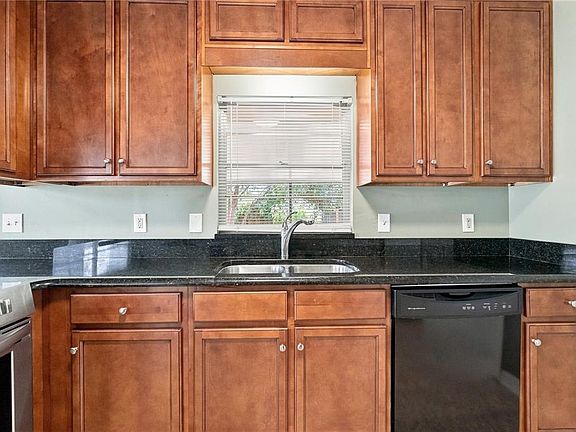5th image of 410 SAINT DUNSTAN WAY