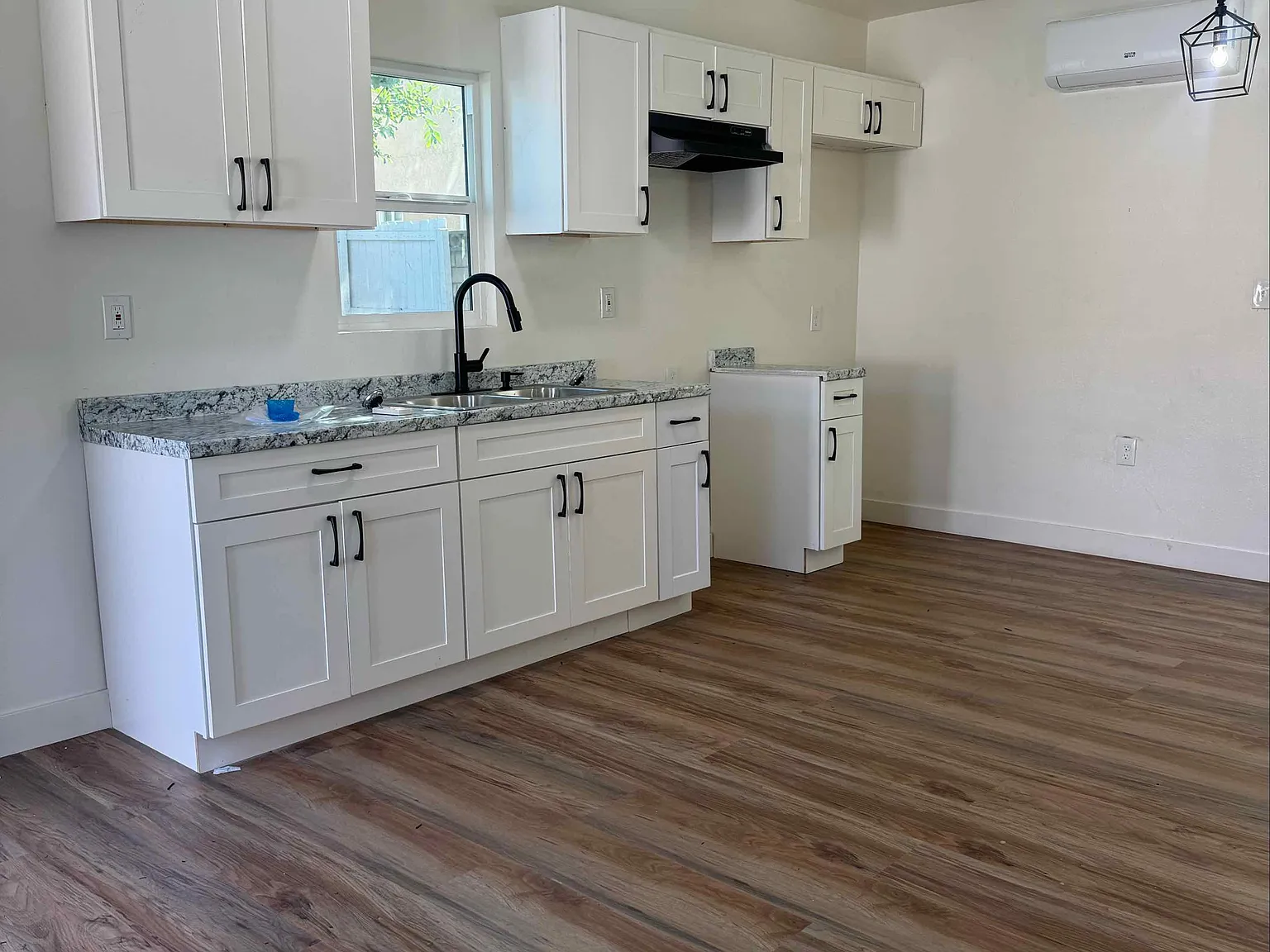 205 E Adams St — Photo 1