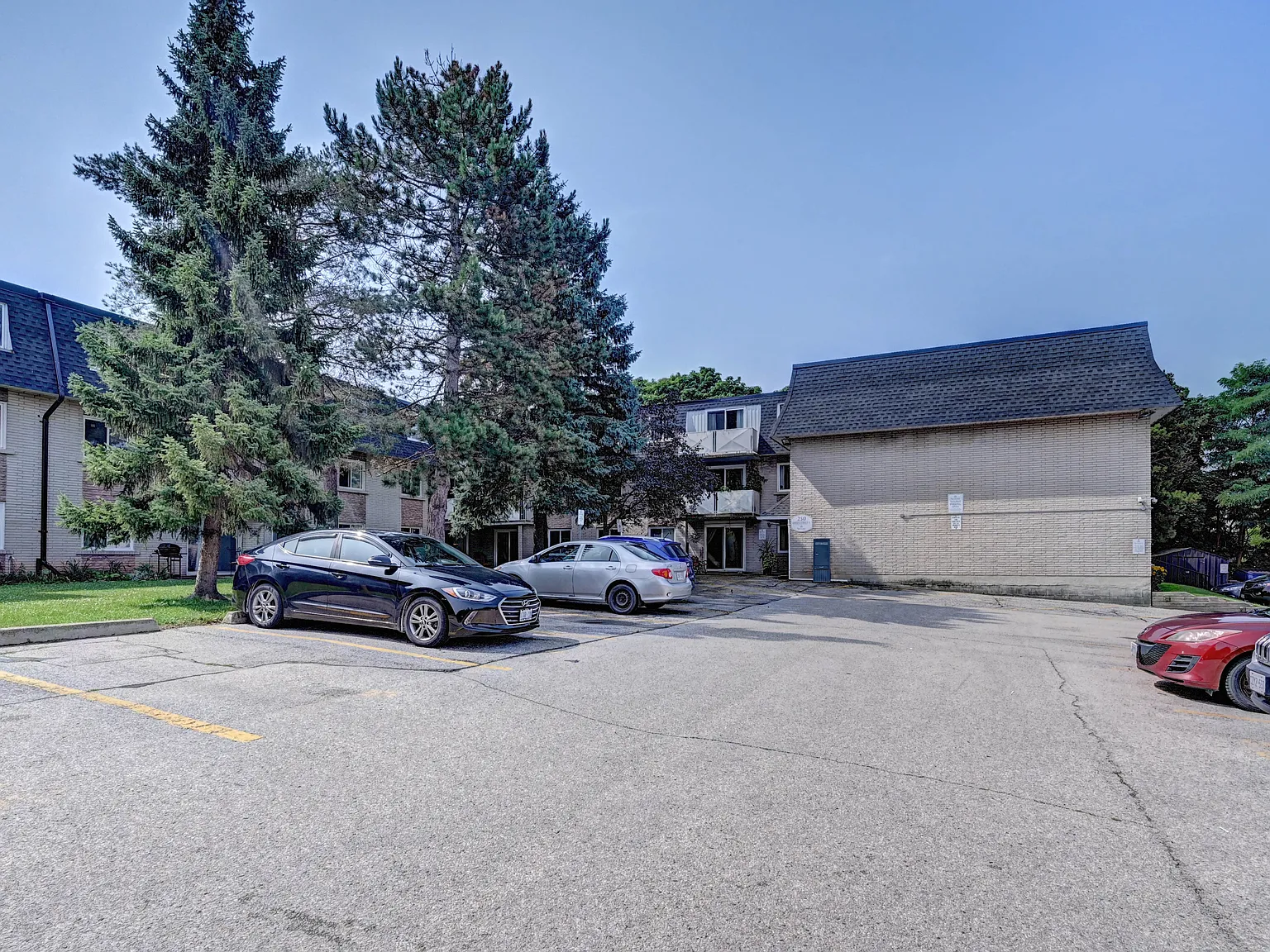 Hillcrest Apartments — Photo 4
