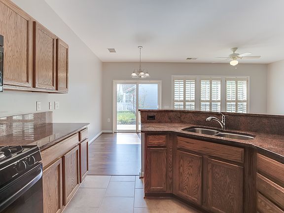 5th image of 307 Bridgewater Cir