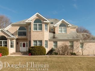 1 Springview Ct, East Patchogue, NY 11772