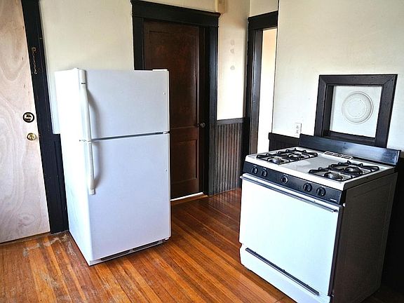 Kitchen with gas stove/oven, refrigerator