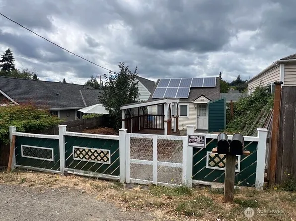913 Charlotte Avenue W, Bremerton, WA 98312