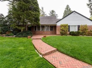 105 Longfellow Rd, Great Neck, NY 11023