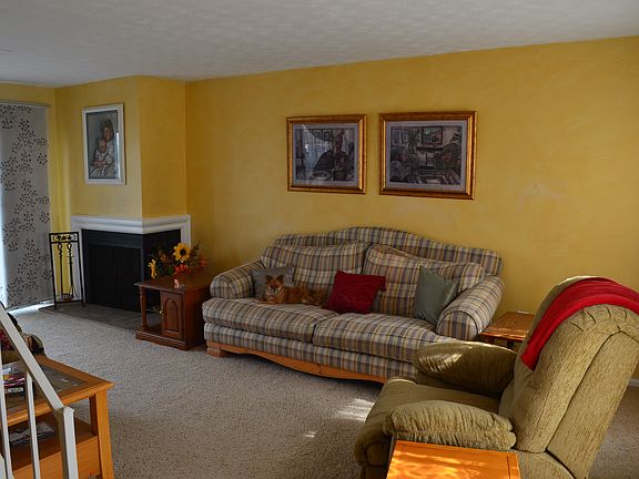 Inviting Living Room w/ FP