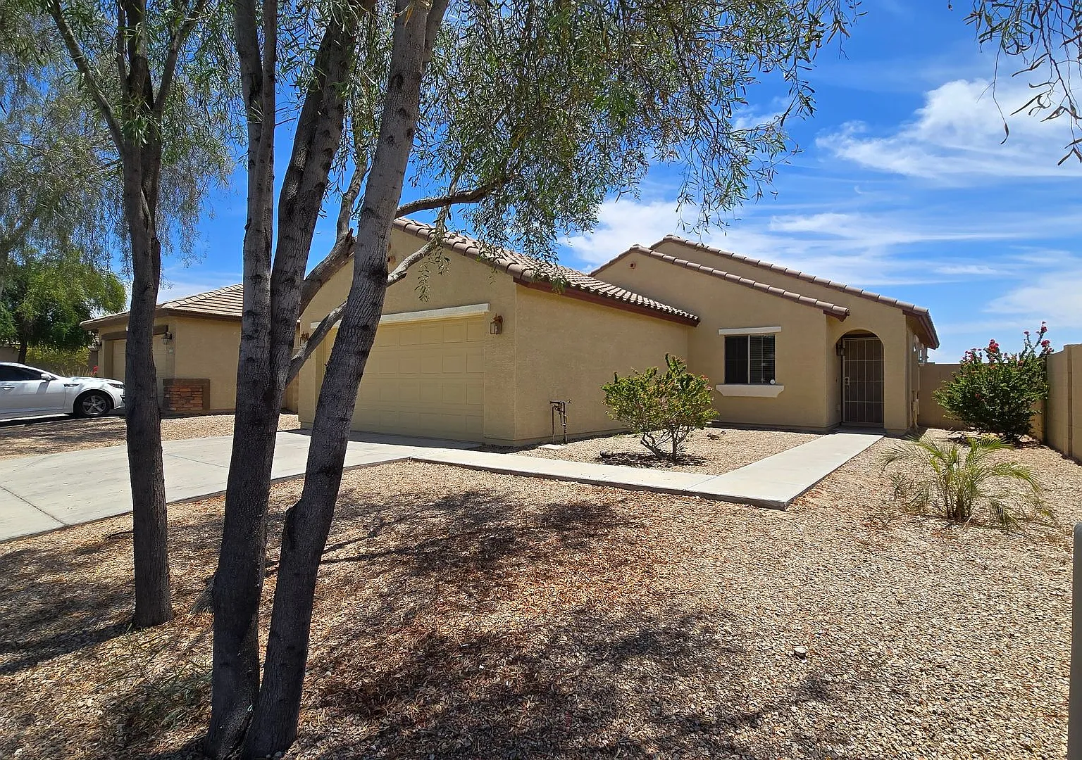 New Carpet and paint! Great home for the money in Buckeye! — Photo 2
