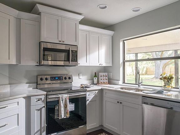 3rd image of 13919 Middle Park Dr