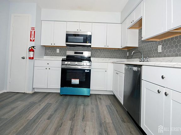 5th image of 13 Tiger Lilly Ct