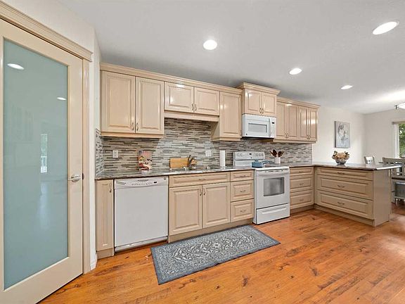3rd image of 252 S 4th St SE #303