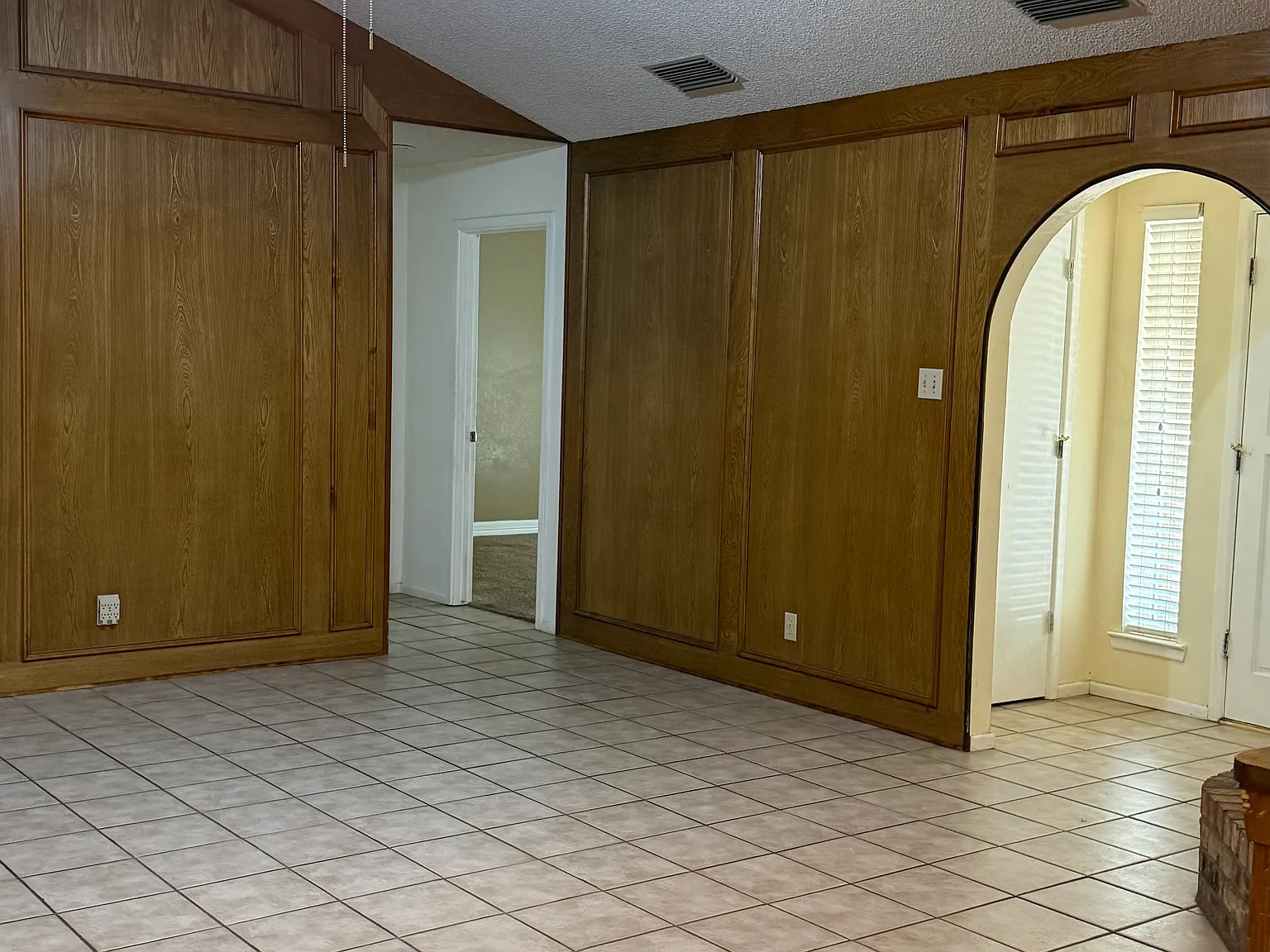 3 bed, 1979 sqft, $2,300 — Photo 4