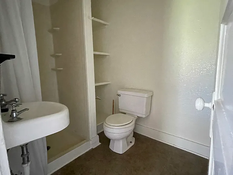 407 E Lockhart Ave #6 — Photo 5