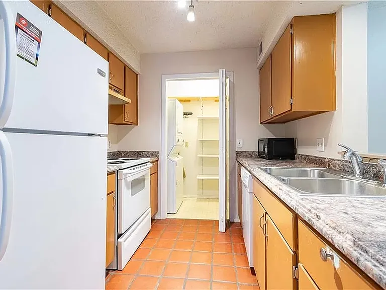 402 Fredericksburg St #1 — Photo 3