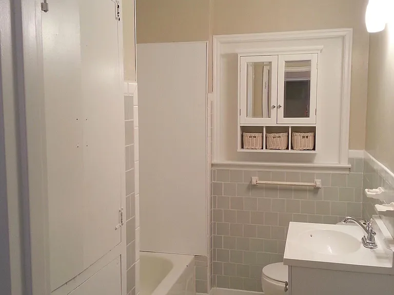 Shared bathroom for bedroom 1 and 2 and guests