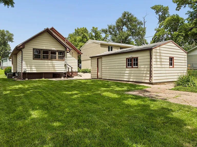 7911 Maywood St — Photo 32