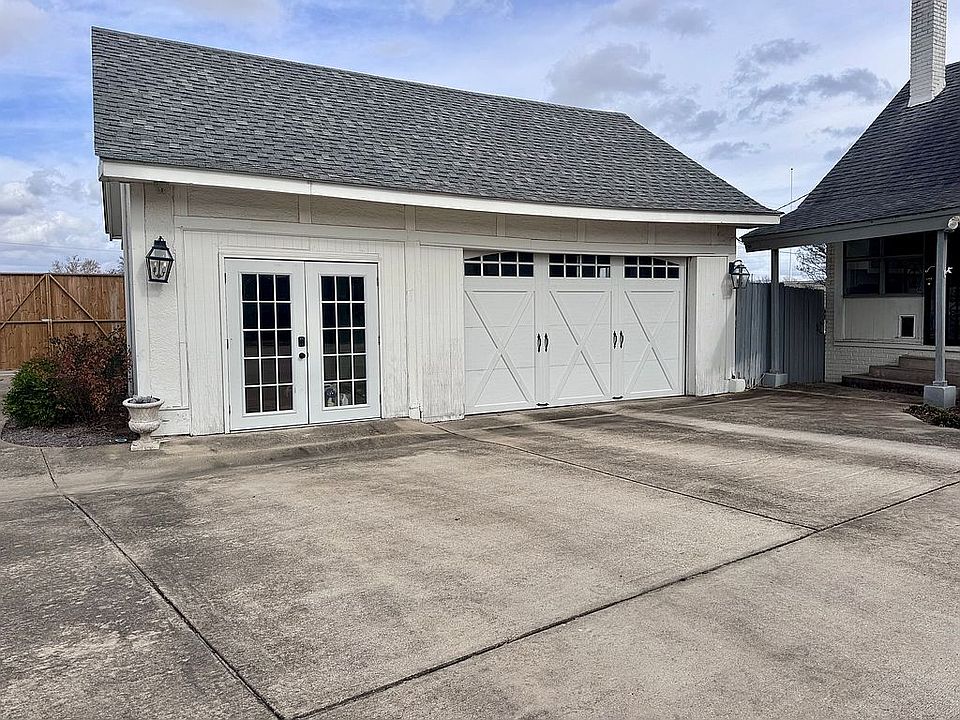 Detached garage