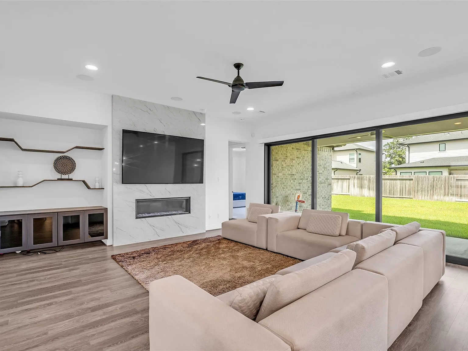 5 bed, 4.0 bath, 4109 sqft, $4,600 — Photo 2