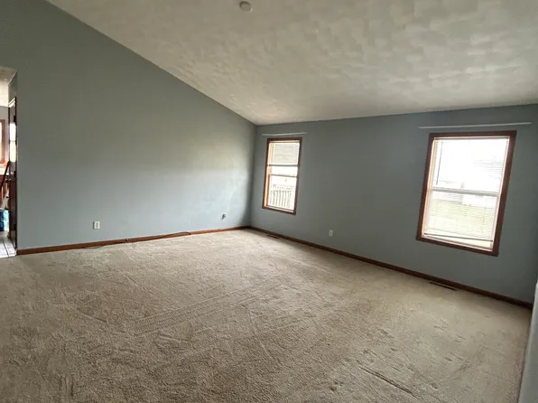 4121 Fallen Oak Dr, Belvidere, IL 61008