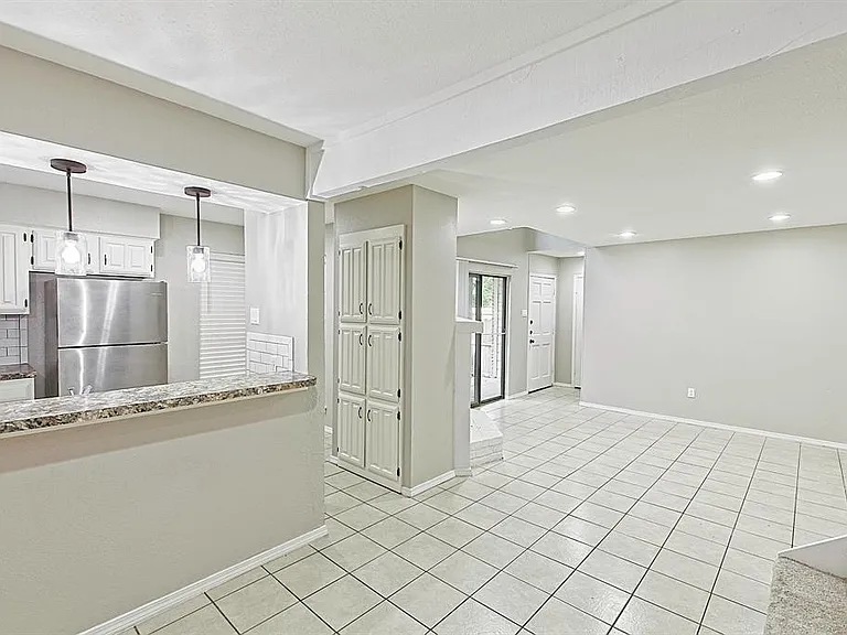 889 Dublin Dr #D — Photo 12