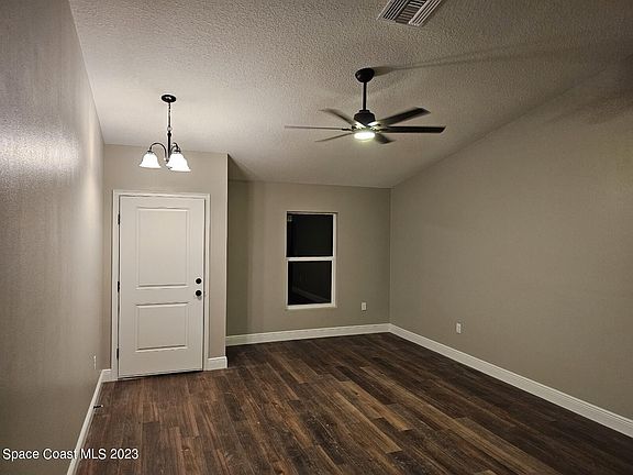 5th image of 216 Beverly St