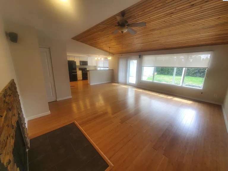 2419 W Grand Ronde Ave #D — Photo 17