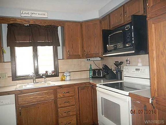3rd image of 588 Cornwall Ave