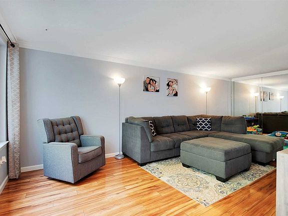 5th image of 319 Clubhouse Ct