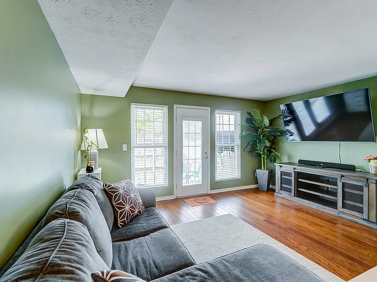 8064 Hetz Dr — Photo 17