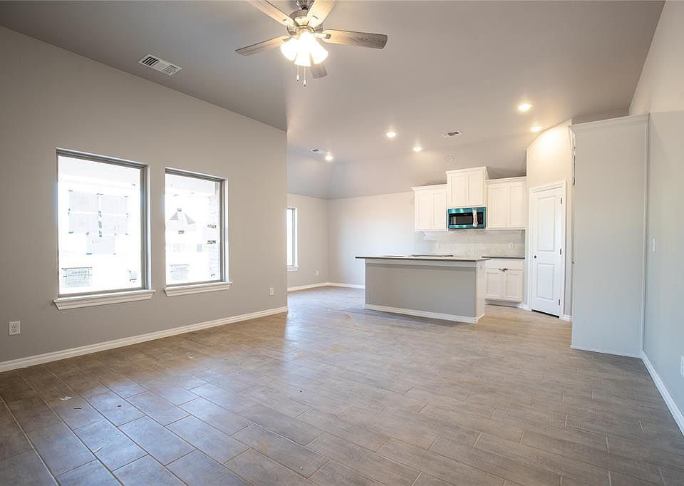 1st image of 817 Halley Dr