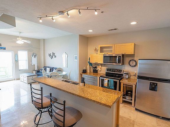 KITCHEN W/ BAR FOR 4