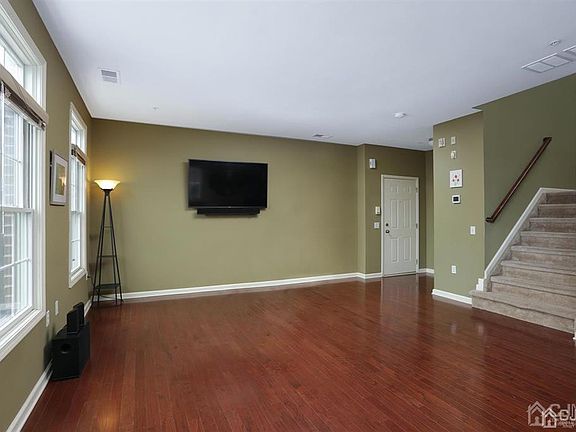 5th image of 215 N Broadway