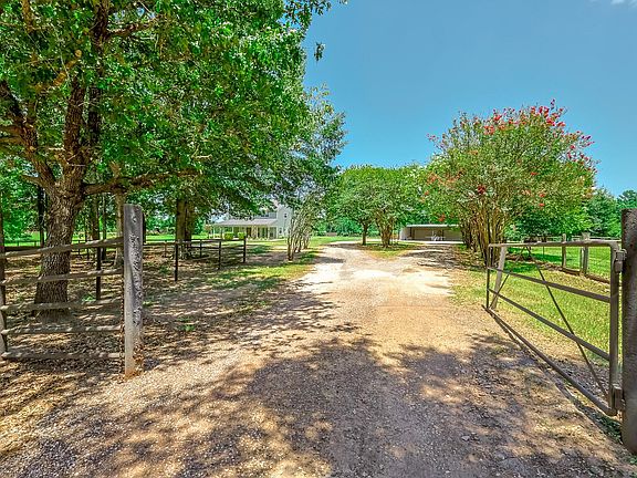 4th image of 1066 Tafelski Rd