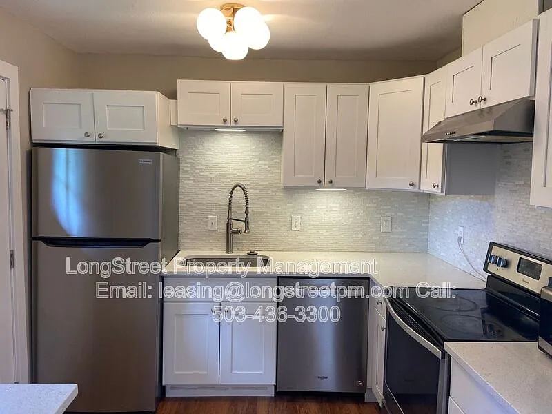 3 bed, 1.0 bath, 816 sqft, $2,549 — Photo 4