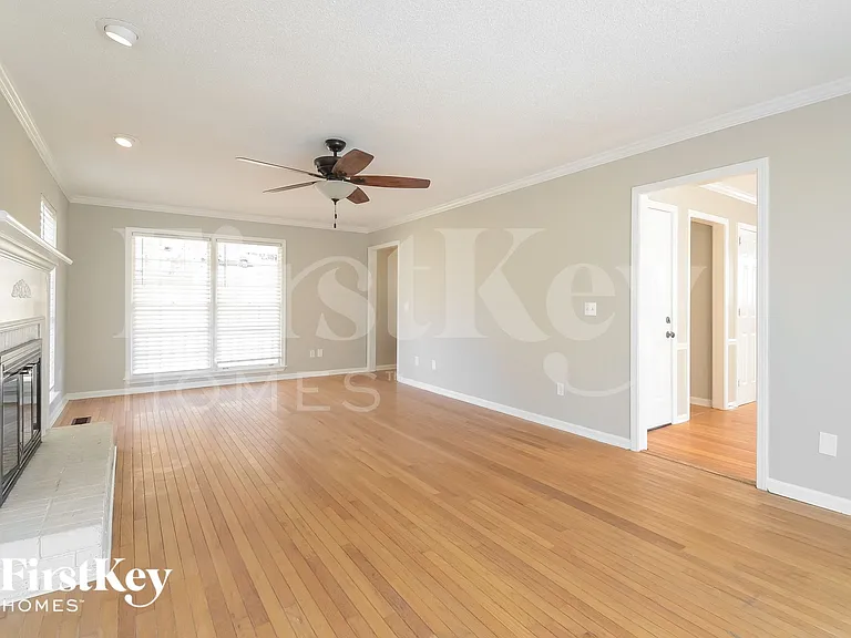 1049 Independence Ct — Photo 4