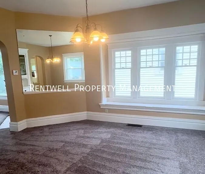 323 Boyles Ave — Photo 9