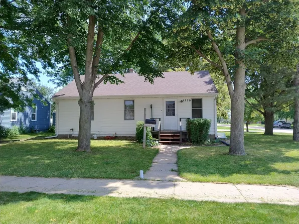 1220 W 22nd St, Kearney, NE 68845