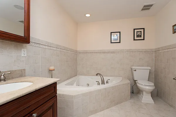 Sold by Nestseekers | media 5