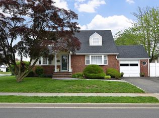 85 Manor St, Plainview, NY 11803