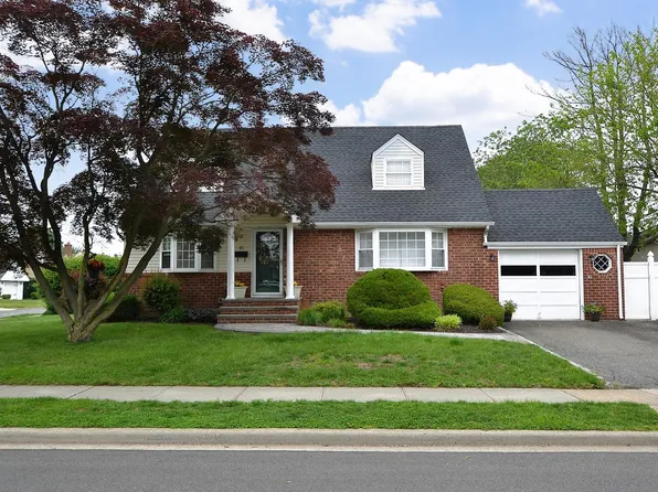 85 Manor Street, Plainview, NY 11803